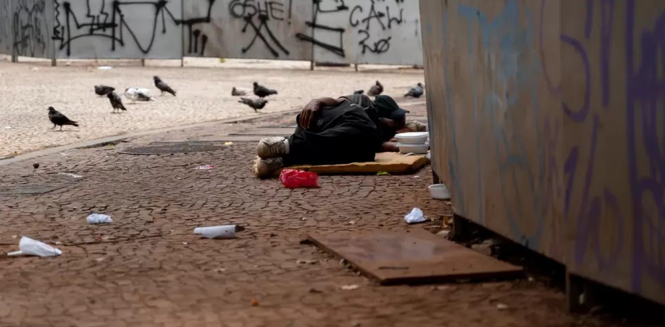 População em situação de rua, vulnerabilidades e drogas: uma revisão sistemática
