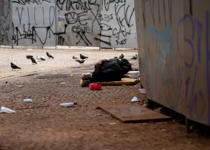 População em situação de rua, vulnerabilidades e drogas: uma revisão sistemática