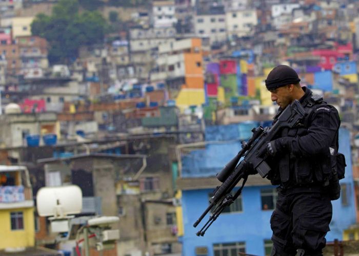 Guerra ao tráfico, violência policial e os limites da democracia brasileira